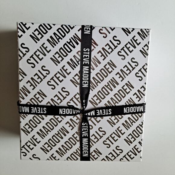 NEW Steve Madden Knitted Pom Pom Beanie & Scarf Boxed Gift Set Black One Size - Picture 3 of 7